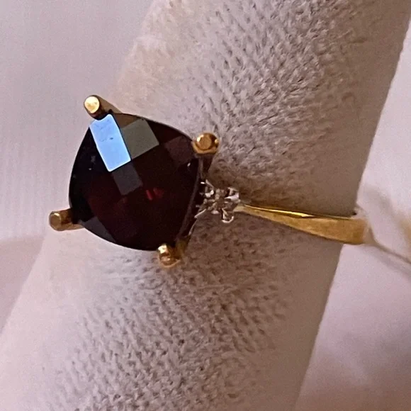 18K Yellow Gold 1.5 CTW checkered Garnet & Diamondsring size 6.5